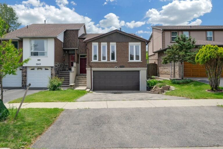 Nhà semi-detached 6 chỗ đậu xe tại Mississauga